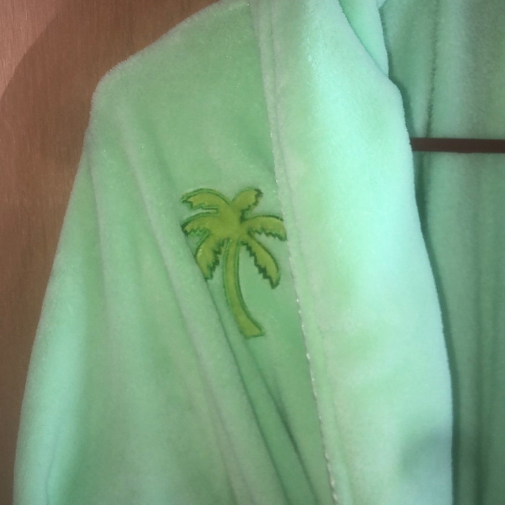 Coral Bay Embroidered Palm Trees Plush Bathrobe
Size Large Pockets